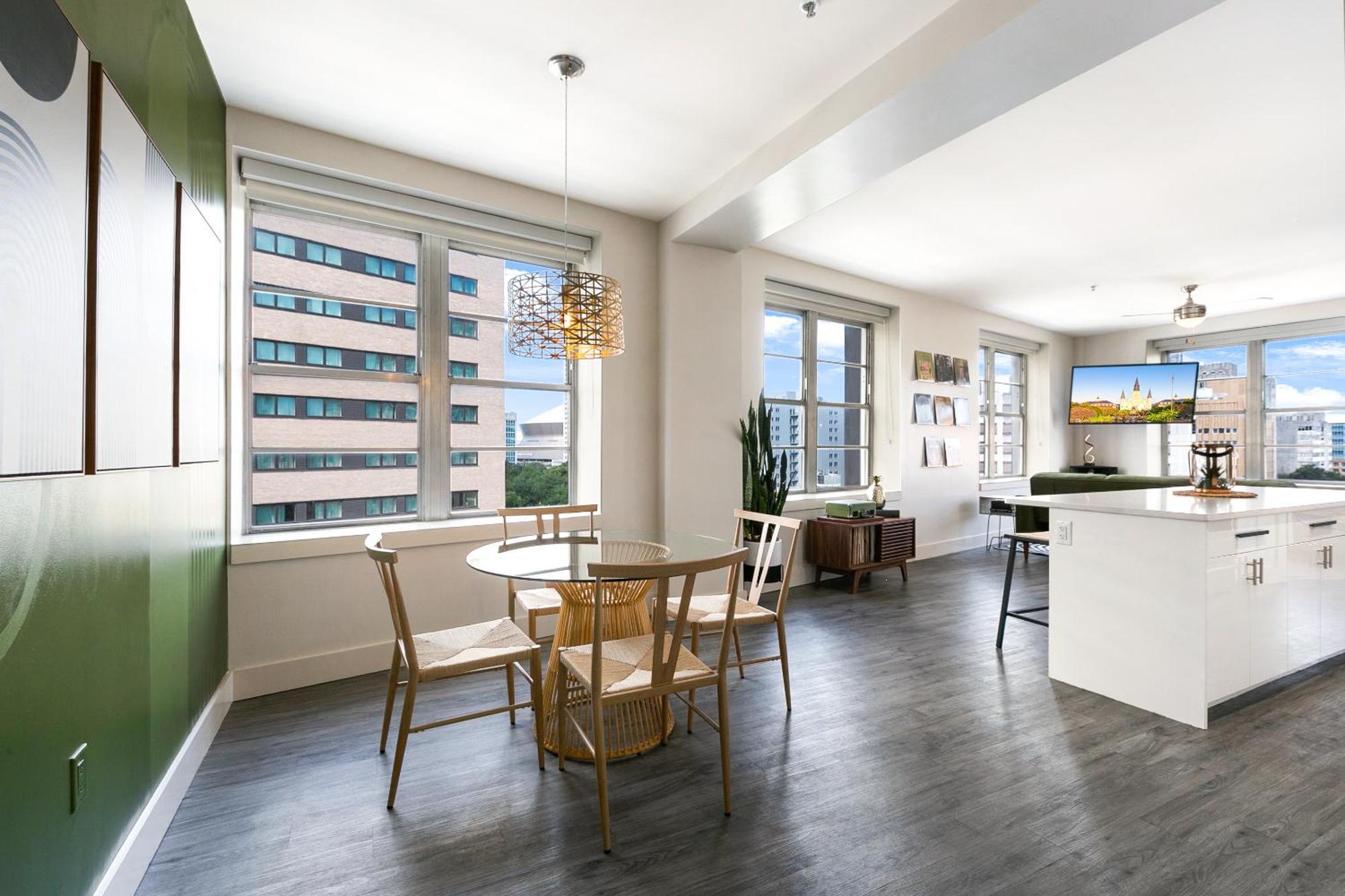 Luxury 2-Bedroom Condo Steps Away From The French Quarter ニューオーリンズ エクステリア 写真