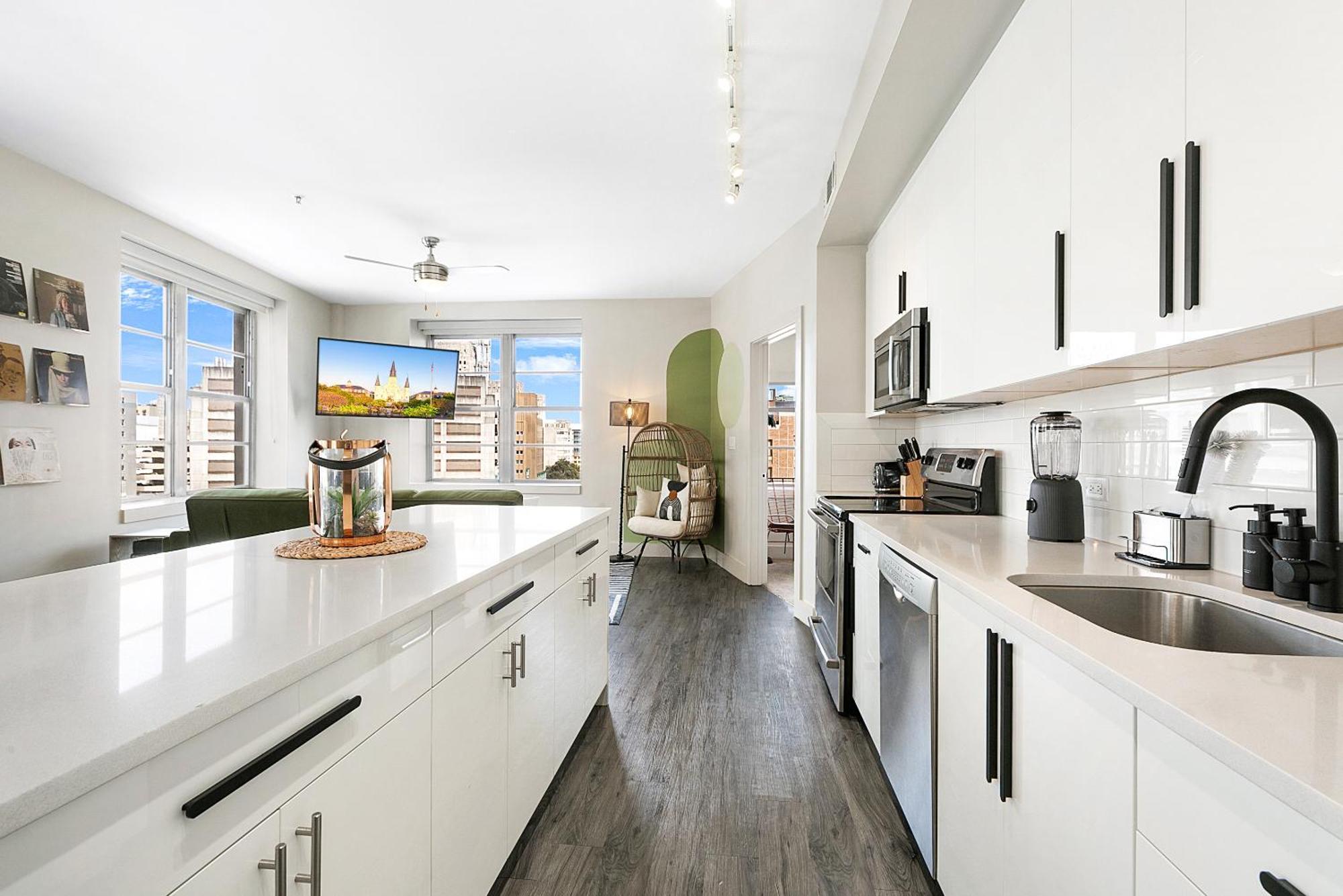 Luxury 2-Bedroom Condo Steps Away From The French Quarter ニューオーリンズ エクステリア 写真